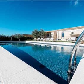  6 bedroom villa with heated pool in Modica, sleeps 18